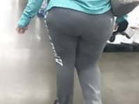 Donkey Thick White Milf throwin ass 