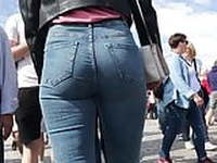 Czech holidays - sexy ass on Charles Bridge