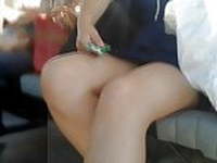 Ricas piernas de cole en colectivo - Teen wiht beauty legs