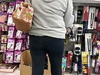 Shopping Latina (THONG SHOWING)