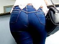 Gostosa de jeans no balcao Delicious ass in jeans