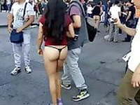 chica exibionista en la calle