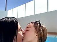 beso en la piscina