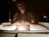 Sandrine fait son show erotique dans le jacuzzi 